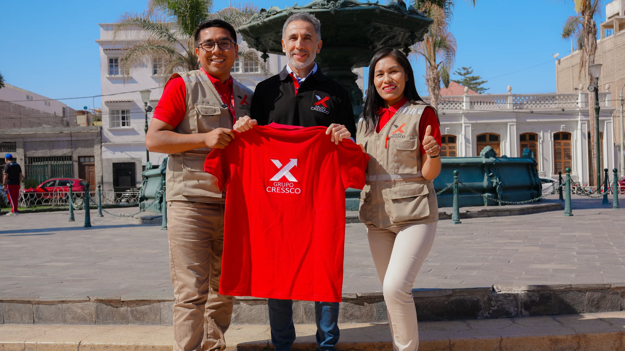 Equipo de Grupo Cressco en la Plaza de Armas de Tacna